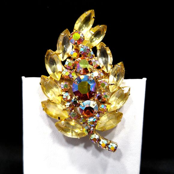 Yellow & Topaz Aurora Borealis Rhinestone Leaf Brooch, Gold Plated 1960s Vintage - Picture 5 of 10